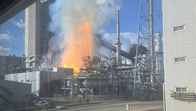 태안화력발전소에서 9일 오후 폭발 화재가 발생했다. 이 화재로 2명이 화상을 입어 병원으로 이송됐다. 연합뉴스