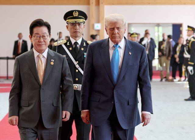 이재명 대통령과 도널드 트럼프 미국 대통령이 지난달 29일 경주국립박물관에서 정상회담에 앞서 환영 행사에서 나란히 걷고 있다. 김태형 기자 xogud555@hani.co.kr
