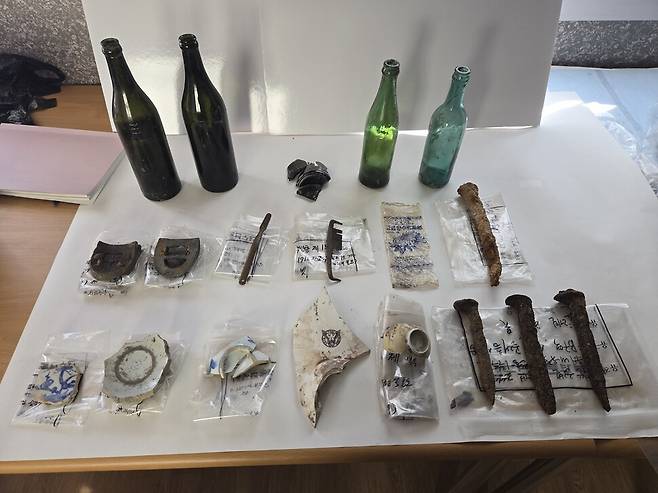 부산항 1부두 발굴 현장에서 나온 일제강점기와 한국전쟁 시기 유물들. 술병과 식기 등의 생활자기류 조각, 칫솔, 군화 뒷굽 등이 보인다. 부경문물연구원 제공