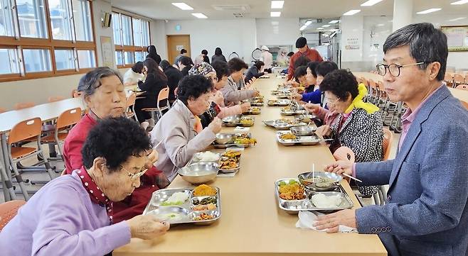 글봄학교 3학년생 19명이 수업을 마친 뒤 고성여중 급식실에서 송정욱 담임 교사(오른쪽 첫째)와 함께 점심 식사를 하고 있다. 최상원 기자