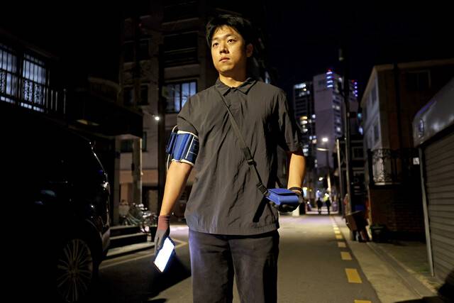 2025년 11월13일 서울 송파구에서 류석우 기자가 배송 중 24시간 활동혈압계로 혈압을 측정하고 있다. 혈압은 30분마다 기기에서 신호가 울리면 그 자리에서 멈춰 1분 정도 안정을 취한 뒤 측정했다. 이종근 선임기자