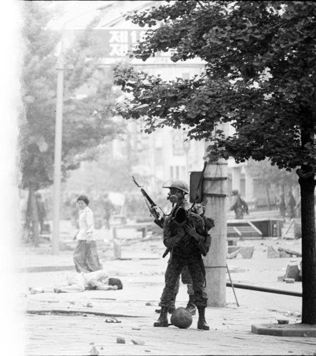 1980년 5월 20일 광주 금남로에서 투석전이 벌어진 직후 한 청년이 나뒹굴고 있다. 한국일보 자료사진