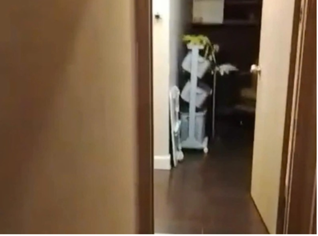 8일 베트남 언론 탄니엔이 '한국인 남성 시신의 발견 장소'라며 보도한 호찌민 시내 주택가 아파트의 내부 모습. 탄니엔 홈페이지 캡처