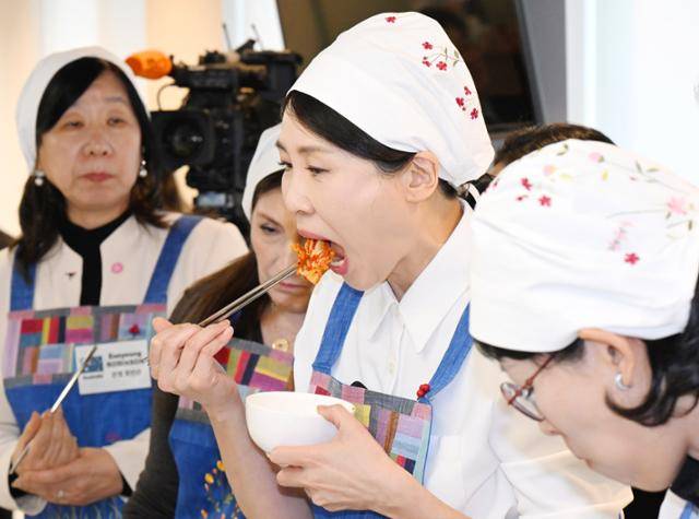 김혜경 여사가 9일 서울 종로구 북촌 한식문화공간에서 열린 주한대사 배우자 초청 김장 행사에서 김치를 맛보고 있다. 왕태석 선임기자