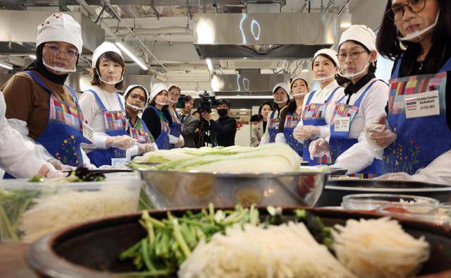 김혜경 여사가 9일 서울 종로구 북촌 한식문화공간 이음에서 열린 주한대사 배우자 초청 김장 행사에서 주한 외국대사 배우자들과 함께 이하연 명인의 설명을 듣고 있다. 뉴시스