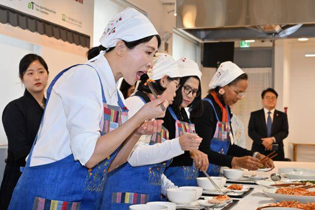 김혜경 여사가 9일 서울 종로구 북촌 한식문화공간에서 열린 주한대사 배우자 초청 김장 행사에서 김치를 맛보고 있다. 왕태석 선임기자