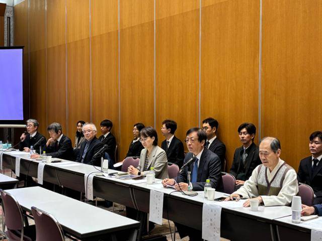 대한변호사협회와 일본변호사연합회 소속 변호사들이 9일 일본 도쿄 일본변호사회관에서 '과거사 문제 해결을 촉구하는 한일 법률가 공동선언'을 발표하고 있다. 도쿄=류호 특파원