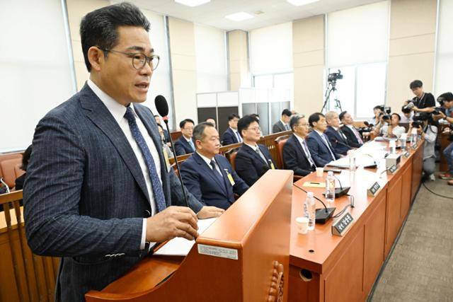 백해룡 경정이 지난해 8월 국회 행정안전위원회에서 열린 '마약수사 외압 의혹' 관련 청문회에서 의원 질의에 답변하고 있다. 고영권 기자