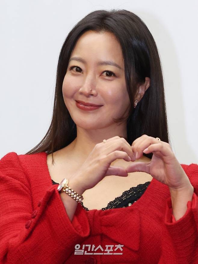 배우 김희선이 10일 오후 서울 마포구 스탠포드호텔에서 열린 TV조선 새 월화드라마 '다음생은 없으니까' 제작발표회에 참석해 포토타임을 갖고 있다. 서병수 기자 qudtn@edaily.co.kr /2025.11.10/