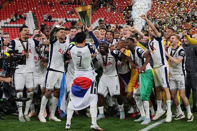 <yonhap photo-3270="">지난 5월 맨유와의 2024~25 UEL 결승전서 승리한 뒤 우승 트로피를 들어 올리는 토트넘 손흥민. EPA=연합뉴스</yonhap>