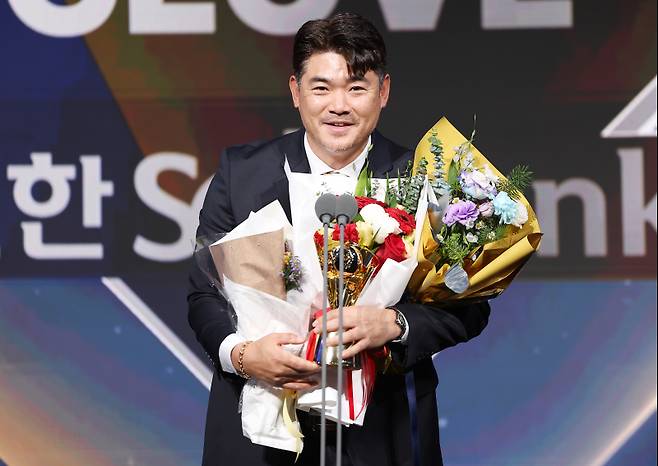 <yonhap photo-4164="">9일 서울 송파구 롯데호텔 월드에서 열린 프로야구 2025 신한 SOL뱅크 골든글러브 시상식에서 페어플레이 특별상 부문을 수상한 노경은이 소감을 말하고 있다. 2025.12.9 [연합뉴스]</yonhap>