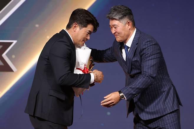 <yonhap photo-4161="">9일 서울 송파구 롯데호텔 월드에서 열린 프로야구 2025 신한 SOL뱅크 골든글러브 시상식에서 페어플레이 특별상 부문을 수상한 노경은(왼쪽)이 꽃다발을 받고 있다. 2025.12.9 [연합뉴스]</yonhap>