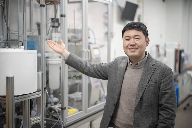 곽동빈 대표가 실제 제작된 에어로졸 모니터링 장비를 소개 중이다 / 출처=IT동아