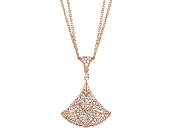 다이아몬드가 빼곡하게 파베 세팅된 디바스 드림 네크리스. 사진 불가리