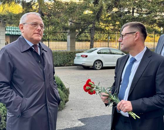 지난달 10일 러시아 국영 미디어 그룹인 '로시야 세고드냐'의 세르게이 코체트코프 제1책임부주필을 단장으로 하는 대표단이 평양에 도착했다고 같은 달 11일 주북 러시아 대사관이 텔레그램 채널을 통해 밝혔다. 알렉산드르 마체고라 주북 러시아 대사가 이들을 맞이했다. 주북 러시아 대사관 텔레그램.