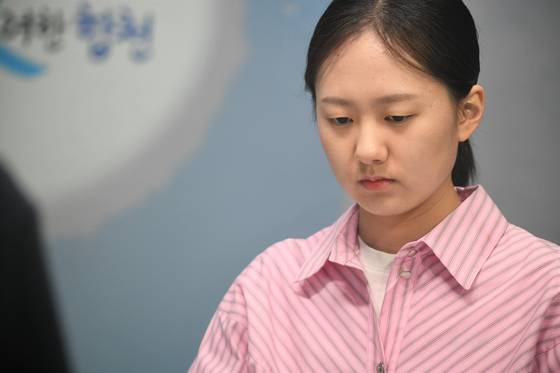 '천재 소녀' 김은지(18) 9단이 9일 제8회 오청원배에서 우승하며 생애 최초로 세계여자바둑대회에서 우승컵을 들어 올렸다. 사진 한국기원