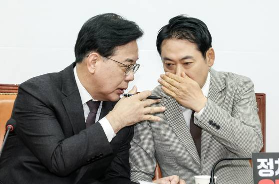 장동혁 국민의힘 대표(오른쪽)가 8일 오전 국회에서 열린 최고위원회의에 참석해 송언석 원내대표와 대화하고 있다. 김성룡 기자