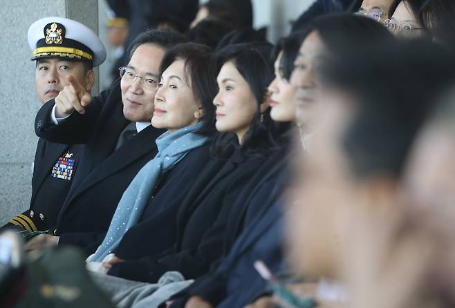 지난달 28일 경남 창원 해군사관학교에서 열린 제139기 해군·해병대 사관후보생 수료 및 임관식에서 이재용 삼성전자 회장과 홍라희 리움미술관 명예관장, 이서현 삼성물산 사장이 참석해 있다. 연합뉴스