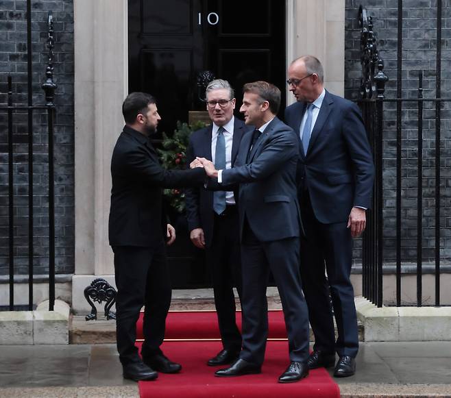 볼로디미르 젤렌스키 우크라이나 대통령, 키어 스타머 영국 총리, 에마뉘엘 마크롱 프랑스 대통령, 프리드리히 메르츠 독일 총리(왼쪽부터)가 8일(현지시간) 영국 런던 다우닝가 10번지에서 인사를 나누고 있다. UPI연합뉴스