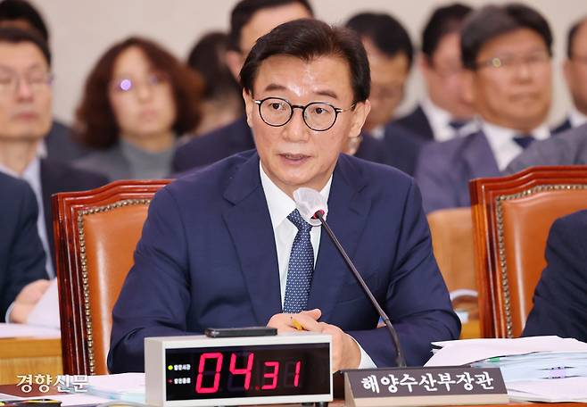 전재수 해양수산부 장관이 지난 10월 15일 국회 농림축산식품해양수산위원회 국정감사에서 의원질의에 답하고 있다. 박민규 선임기자