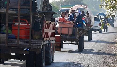 국경 지역서 대피하는 캄보디아인들. EPA 연합뉴스