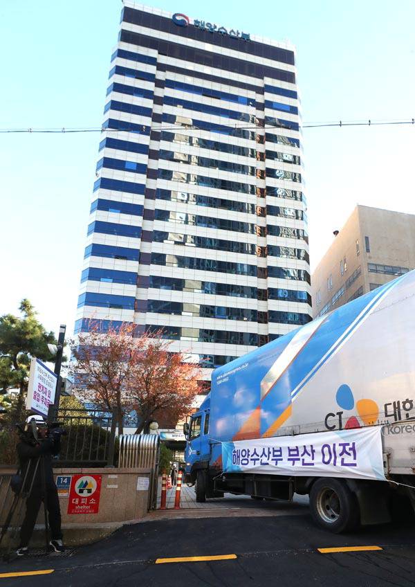 부산 청사 도착한 해수부 이삿짐- 9일 해양수산부 임시청사 본관인 부산 동구 수정동 IM빌딩에 해수부 첫 이삿짐을 실은 차량이 도착하고 있다. 해수부는 10일 해운물류국을 시작으로 부산 청사에서 단계적으로 업무를 개시한다. 전민철 기자