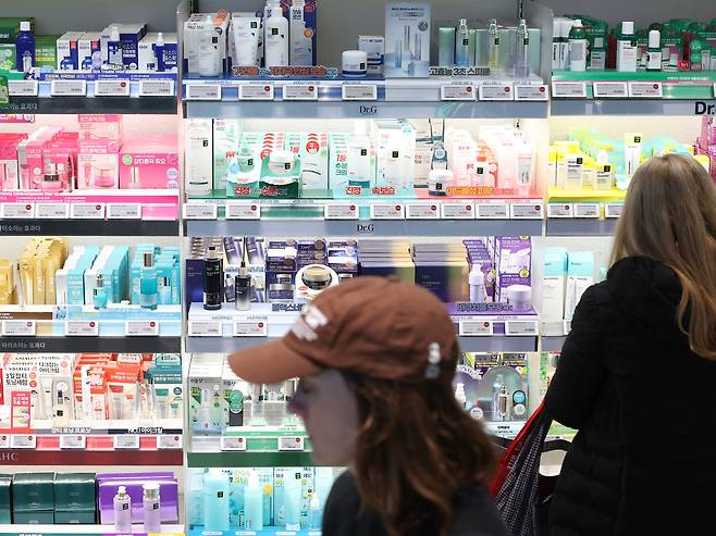 Customers are seen browsing products at an Olive Young store in Seoul on Nov. 24. [YONHAP]