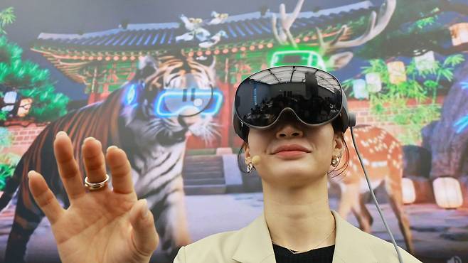 A customer tries on the Galaxy XR extended reality headset at its launching event in Seocho District, southern Seoul, on Oct. 22. [YONHAP]