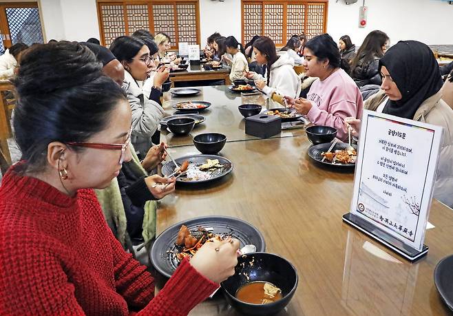 Students try the temple meal at Hwaeom Temple in Gurye County, South Jeolla, on Dec. 2. [PARK SANG-MOON]