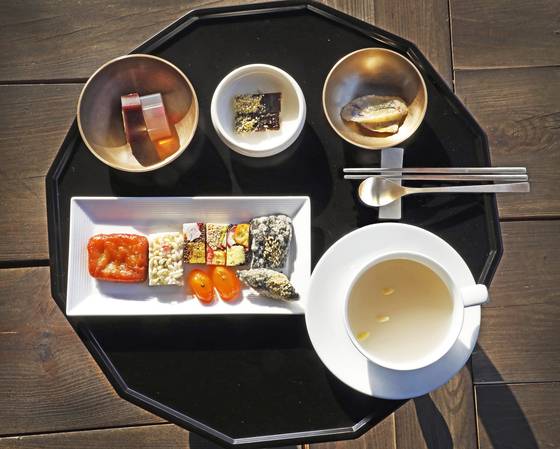 Sikhye (sweet rice drink) and desserts served at Ssangsanje Hall [PARK SANG-MOON]
