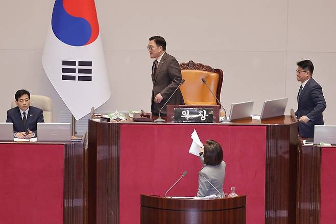 Rep. Na Kyung-won of the People Power Party complains to National Assembly Speaker Woo Won-shik for turning off her microphone during her filibuster at the National Assembly in western Seoul on Dec. 9. [NEWS1]