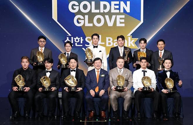 허구연 한국야구위원회(KBO) 총재와 10명의 골든글러브, 올해의 감독상, 골든포토상, 페어플레이상  (대리)수상자들이 9일 서울 롯데호텔 월드에서 열린 2025 KBO 골든글러브 시상식에서 기념 사진을 찍고 있다. 연합뉴스