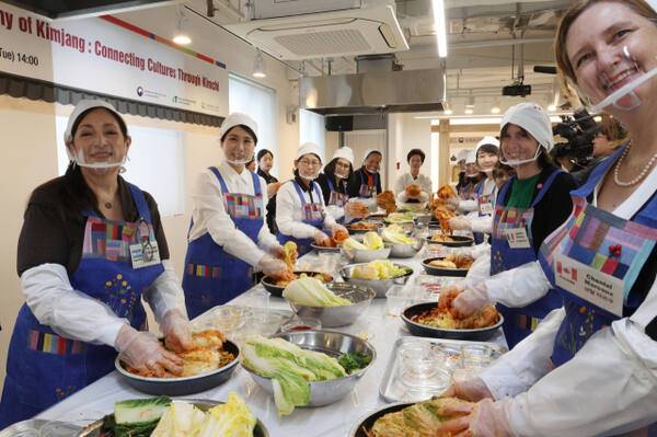 김혜경 여사가 9일 서울 종로구 북촌 한식문화공간 이음에서 열린 주한대사 배우자 초청 김장 행사에서 주한 외국대사 배우자들과 기념사진을 찍고 있다. 연합뉴스