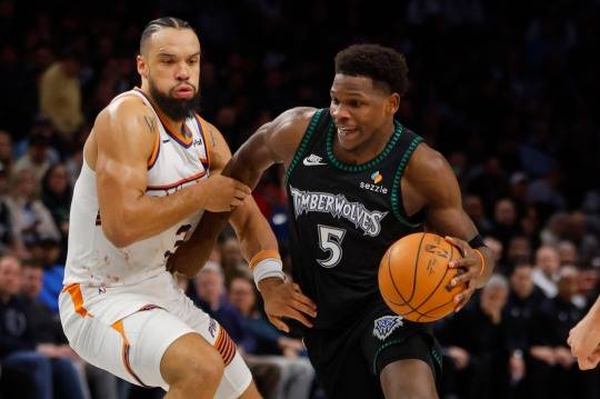 앤서니 에드워즈(5번)의 돌파. 사진[Bruce Kluckhohn-Imagn Images/로이터=연합뉴스]