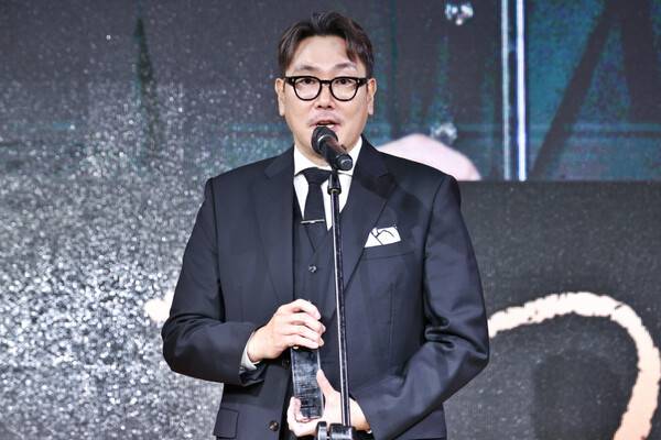 ▲ 배우 조진웅이 지난 10월1일 오후 부산 중구 비프광장 특설무대에서 열린 제29회 부산국제영화제(BIFF) 전야제에서 '부산이 사랑하는 영화인상' 수상 소감을 말하고 있다. ⓒ연합뉴스