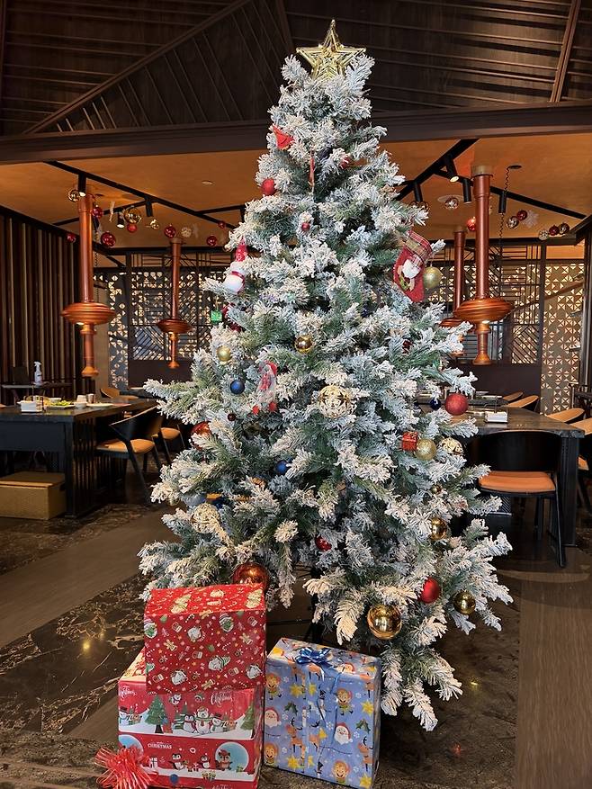 한식 레스토랑 ‘소복소복’의 크리스마스 트리.  /사진= 강예신 여행+ 기자