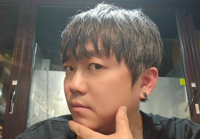 그룹 원타임 출신 송백경이 꼬치집 운영 중 도둑으로 오해 받은 억울함을 토로했다. [사진출처 = 인스타그램]