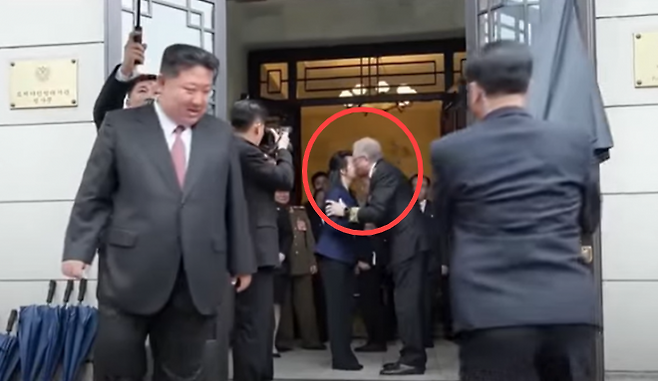 지난 5월 러시아 전승절 80주년을 맞아 주북 러시아 대사관을 방문한 김정은 위원장의 딸 주애가 주북 러시아 대사 알렉산드르 마체고라와 뺨키스를 하는 모습. [유튜브 캡처]