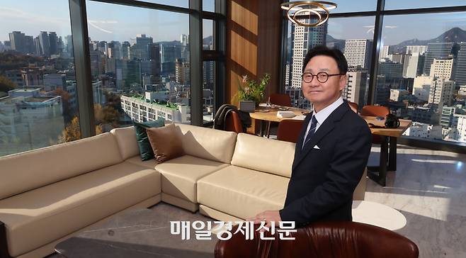 조정욱 앰배서더 서울 풀만 대표가 지난달 서울 시내가 내려다보이는 호텔의 프레지덴셜 스위트룸에서 포즈를 취하고 있다. 이승환 기자