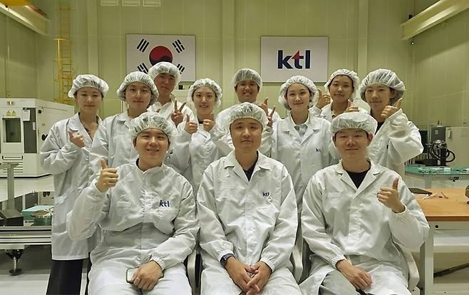 < 큐브위성 ‘스파이론’을 개발한 세종대 김오종 교수 연구팀(두 번째 줄 맨 왼쪽부터 시계방향으로 김민지, 조혜원, 유승환, 정인아, 박유현, 박아연, 안도은, 이경민, 임형구, 김오종 교수, 권순환 연구원) / 사진 제공 : 세종대학교 >