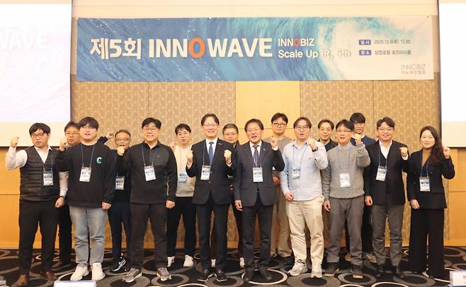 9일 오후 서울 삼정호텔에서 열린 제5회 이노웨이브 IR 세미나에서 참석자들이 기념사진을 촬영하고 있다. 왼쪽 네번째부터 이노비즈협회 정광천 회장, 기술보증기금 이상창 상임이사. /사진제공=이노비즈협회