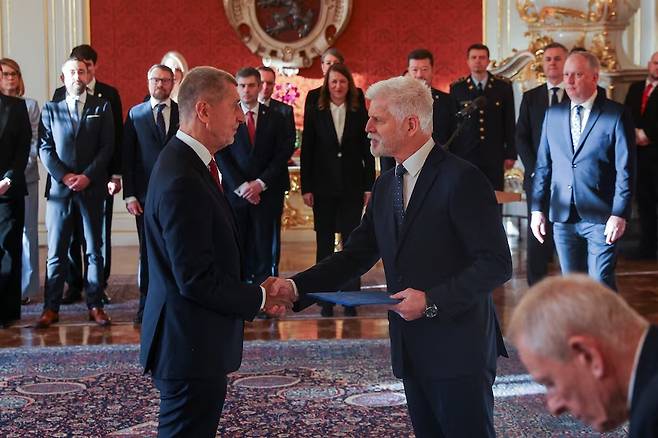 9일(현지시간) 체코 공화국 프라하의 프라하 성에서 페트르 파벨 체코 대통령이 안드레이 바비시 ANO 대표를 체코의 신임 총리로 임명하면서 악수하고 있습니다. /로이터=뉴스1