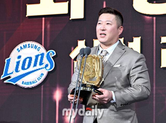 삼성 최형우가 9일 오후 서울 잠실 롯데호텔에서 진행된 '2025 KBO 골든글러브 시상식'에서 지병타자 골든글러브를 수상하고 있다. 포지션별 최고 선수를 가리는 '2025 KBO 골든글러브 시상식'은 투수와 포수, 지명타자, 1루수, 2루수, 3루수, 유격수, 외야수(3명) 등 총 10개 부문에 걸쳐 최고의 선수를 가린다./잠실=송일섭 기자