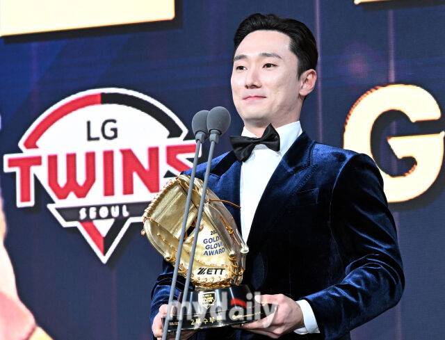 LG 신민재가 9일 오후 서울 잠실 롯데호텔에서 진행된 '2025 KBO 골든글러브 시상식'에서 2루수 부문 골든글러브상을 수상하고 있다. 포지션별 최고 선수를 가리는 '2025 KBO 골든글러브 시상식'은 투수와 포수, 지명타자, 1루수, 2루수, 3루수, 유격수, 외야수(3명) 등 총 10개 부문에 걸쳐 최고의 선수를 가린다./잠실=송일섭 기자