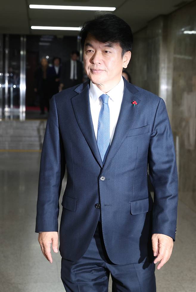 인사청탁 의혹을 받는 문진석 더불어민주당 의원이 8일 서울 여의도 국회에서 열린 비공개 의원총회에 참석하고 있다. 이상섭 기자