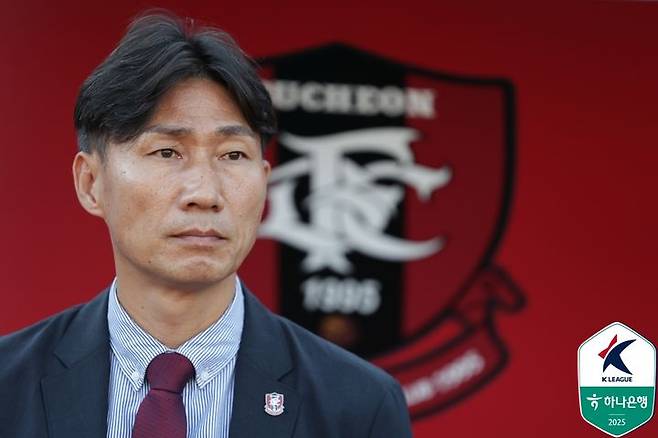 [서울=뉴시스]부천 승격 꿈 이룬 이영민 감독. (사진=한국프로축구연맹 제공)