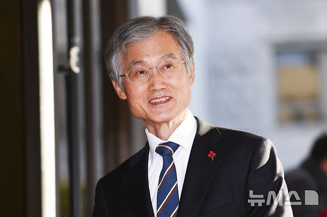 [서울=뉴시스] 김근수 기자 = 조희대 대법원장이 9일 오전 서울 서초구 대법원에서 취재진 질문에 답하고 있다. 2025.12.09. ks@newsis.com