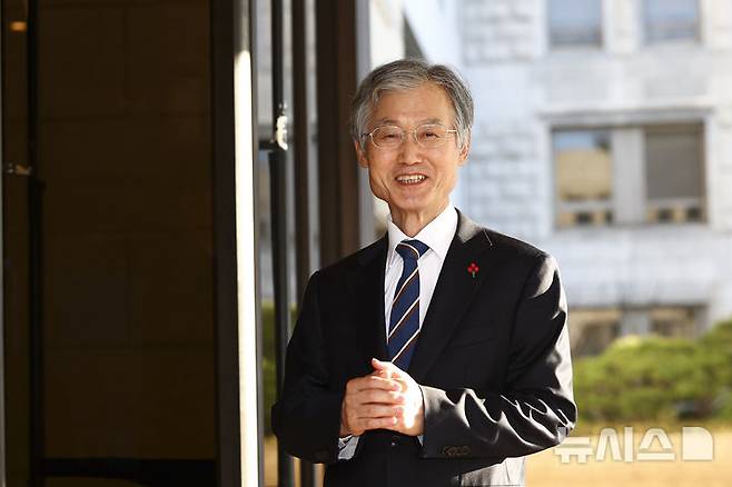 [서울=뉴시스] 김근수 기자 = 조희대 대법원장이 9일 오전 서울 서초구 대법원에서 취재진 질문에 답하고 있다. 2025.12.09. ks@newsis.com