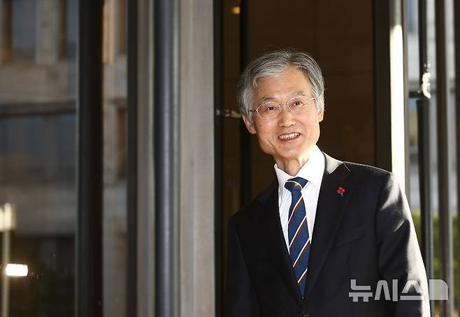 [서울=뉴시스] 김근수 기자 = 조희대 대법원장이 9일 오전 서울 서초구 대법원에서 취재진 질문에 답하고 있다. 2025.12.09. ks@newsis.com