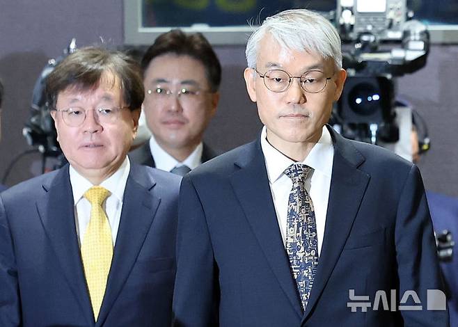 [서울=뉴시스] 조성우 기자 = 천대엽(오른쪽) 법원행정처장이 9일 오전 서울 서초구 서울법원종합청사 청심홀에서 열린 '국민을 위한 사법제도 개편' 공청회에 참석 있다. 2025.12.09. xconfind@newsis.com